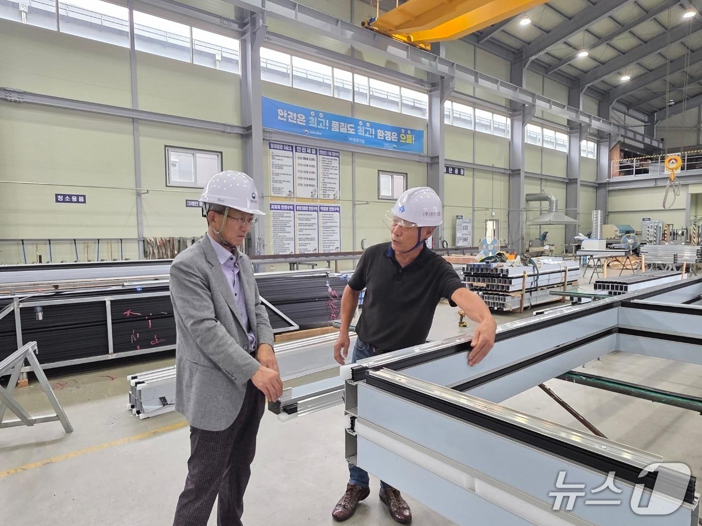 본문 이미지 - 이경원 강원조달청장&#40;사진 왼쪽&#41;은 9일 춘천 &#39;전진기업&#40;금속제창 제조 전문기업&#41;&#39; 찾아 기업 애로사항을 청취했다.&#40;강원조달청 제공. 재판매 및 DB금지&#41;/뉴스1