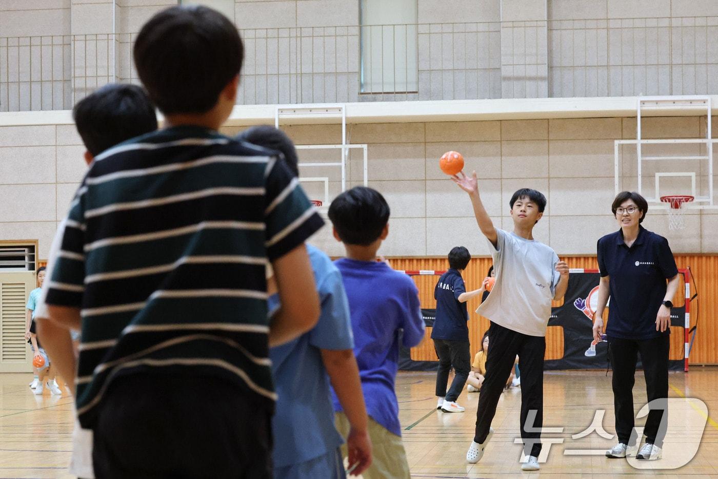 본문 이미지 - 지난해 9월 9일 서울 서대문구 북가좌초등학교에서 5학년 학생들이 핸볼 체육 수업을 하고 있다. 2025.9.9 ⓒ 뉴스1 이광호 기자
