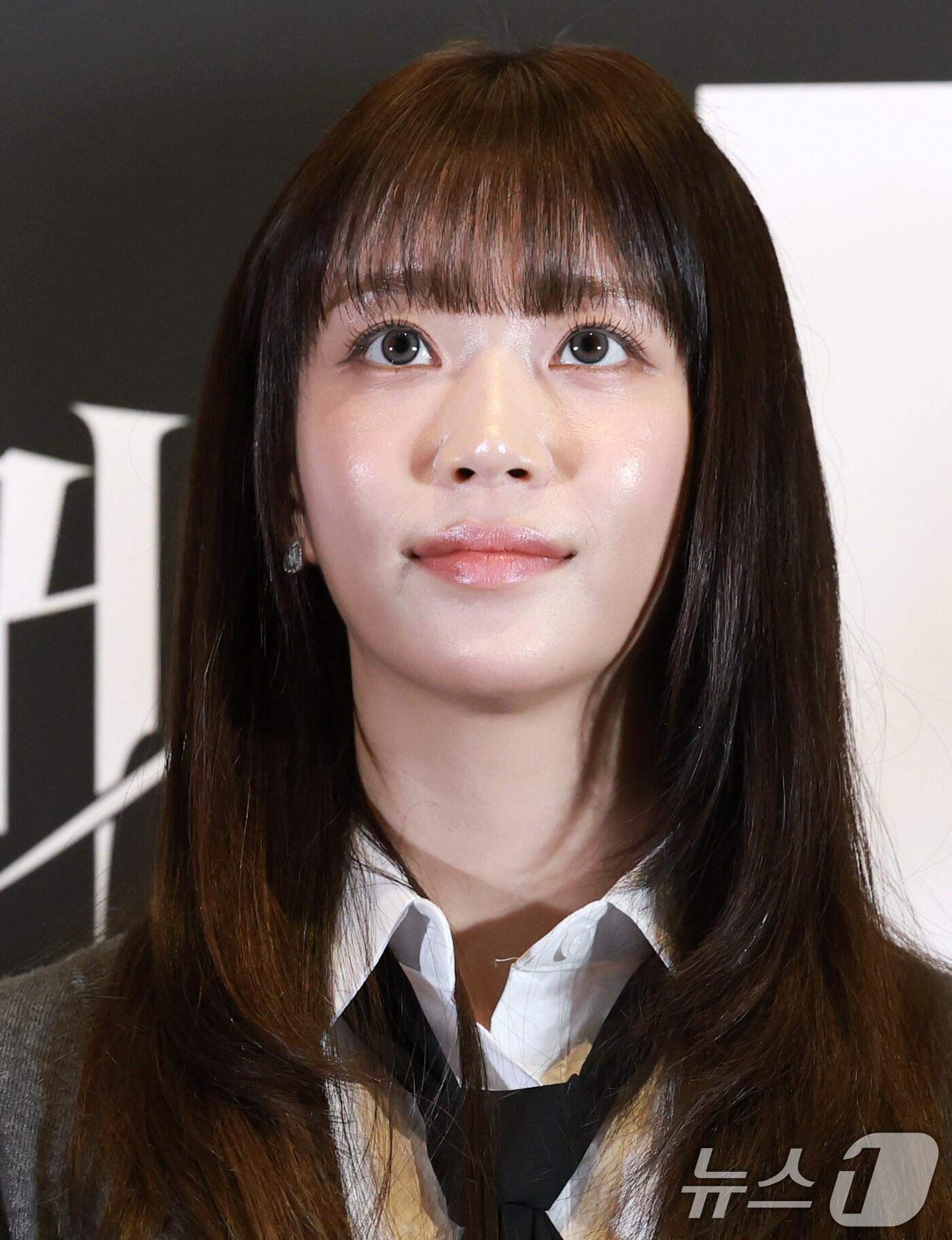 본문 이미지 - 스테이씨 수민이 9일 서울 용산구 CGV용산아이파크몰에서 열린 영화 '귀시'(감독 홍원기) 언론시사회에 참석해 객석을 바라보고 있다. ‘귀시’는 여우 창문이 열리면 펼쳐지는 귀신 거래 시장 ‘귀시’에서 갖지 못한 것을 가지려는 사람들이 벌이는 섬뜩한 이야기를 그린 작품이다. 2025.9.9/뉴스1 ⓒ News1 권현진 기자