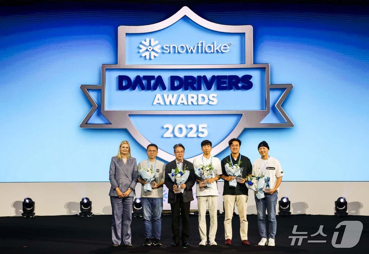 서울 코엑스 컨벤션센터에서 열린 스노우플레이크 데이터 드라이버 어워드 시상식&#40;스노우플레이크 월드 투어 서울&#41; 참석자들이 기념사진을 찍고 있다.&#40;스노우플레이크 제공&#41;