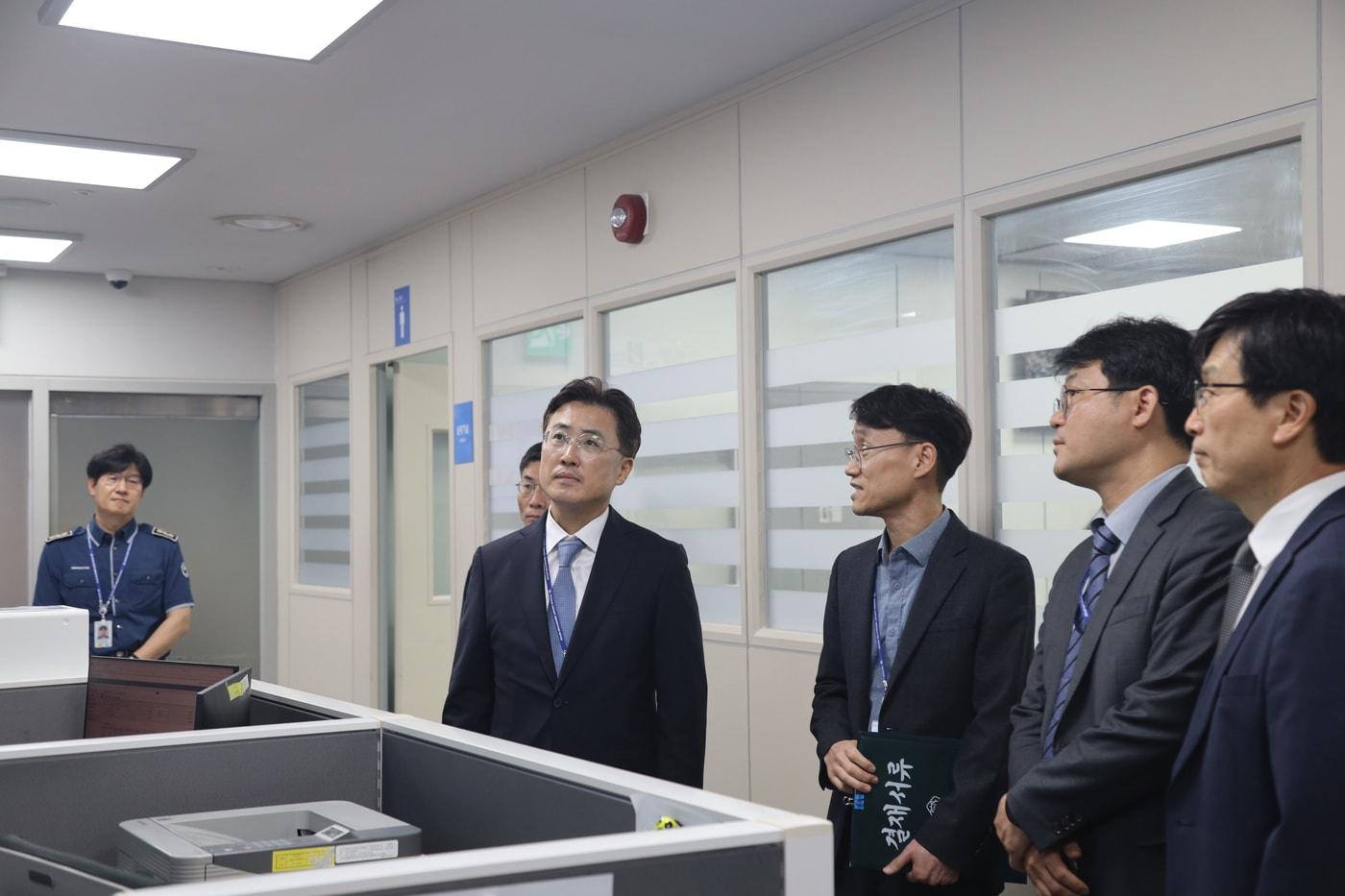 이진수 법무부 차관이 9일 인천국제공항을 방문해 추석 연휴 대비 출입국 심사 현장을 점검했다.