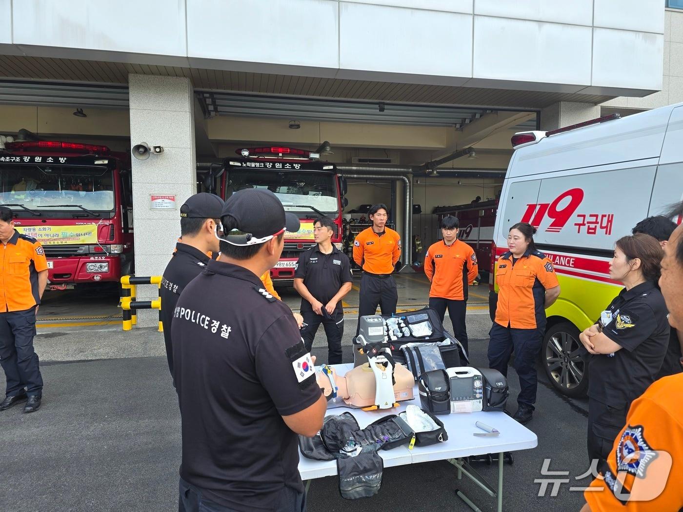 본문 이미지 - 속초해경, 속초소방서와 구조·구급 합동 실무교육.(속초해경 제공, 재판매 및 DB 금지) 2025.9.9/뉴스1