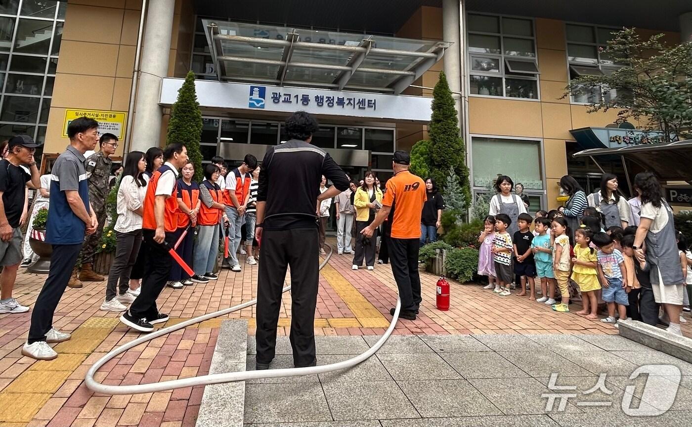 경기 수원특례시 영통구 광교1동이 9일 이의119안전센터, 주민자치센터, 시립광교동어린이집 등 유관기관과 합동소방훈련을 실시하고 있다. (광교1동 제공. 재판매 및 DB 금지) 2025.9.9/뉴스1
