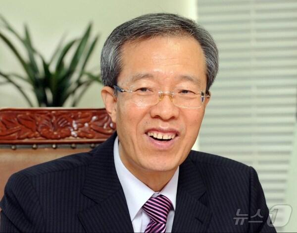 본문 이미지 - 이재명 대통령이 9일 국민통합위원회 위원장에 이석연 전 법제처장을 임명했다. (대통령실 제공. 재판매 및 DB 금지) 2025.9.9/뉴스1 ⓒ News1 허경 기자