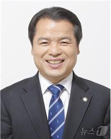 본문 이미지 - 이재명 대통령이 9일 중앙선거관리위원회 위원 후보자에 위철환 변호사를 지명했다. (대통령실 제공. 재판매 및 DB 금지) 2025.9.9/뉴스1 ⓒ News1 허경 기자