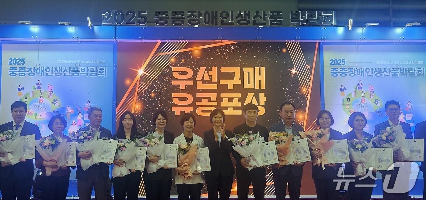 9일 서울 양재 aT센터에서&#39;2025년 중증장애인생산품 박람회&#39;가 열린 가운데 수상자들이 기념 촬영을 하고 있다.&#40;전북도 제공. 재판매 및 DB금지&#41;/뉴스1 