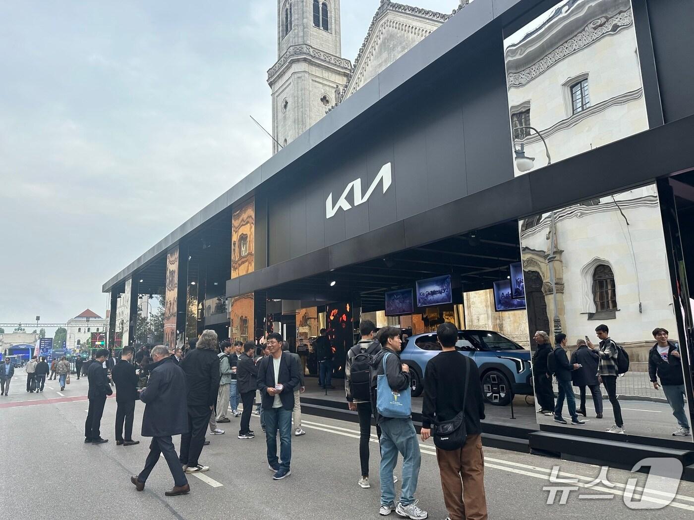 본문 이미지 - 기아의 IAA 모빌리티 2025 오픈스페이스 전시관.ⓒ 뉴스1 이동희 기자