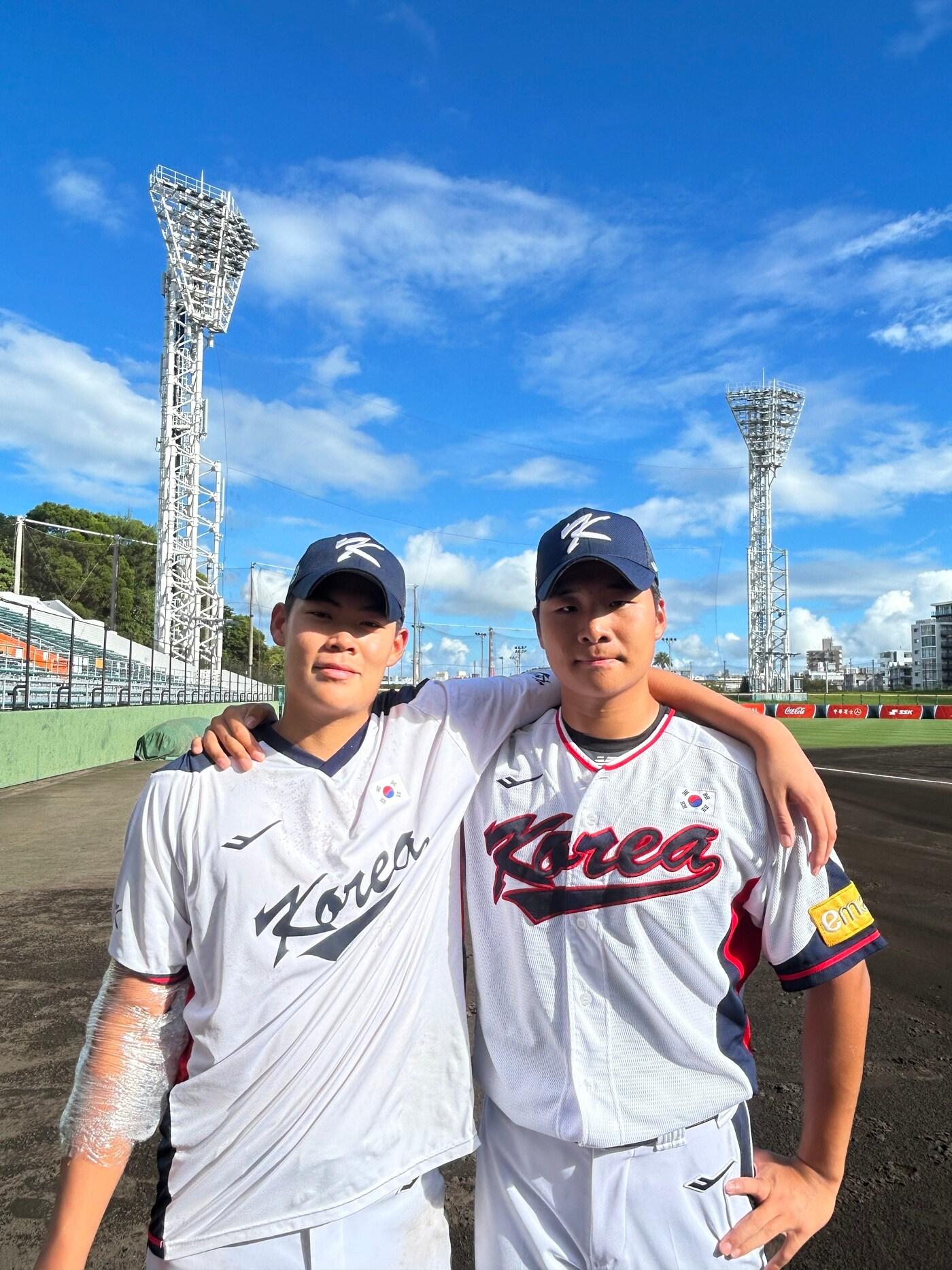 본문 이미지 - U18 야구대표팀 투수 김요엘(왼쪽)과 박지성. (대한야구소프트볼협회 제공)