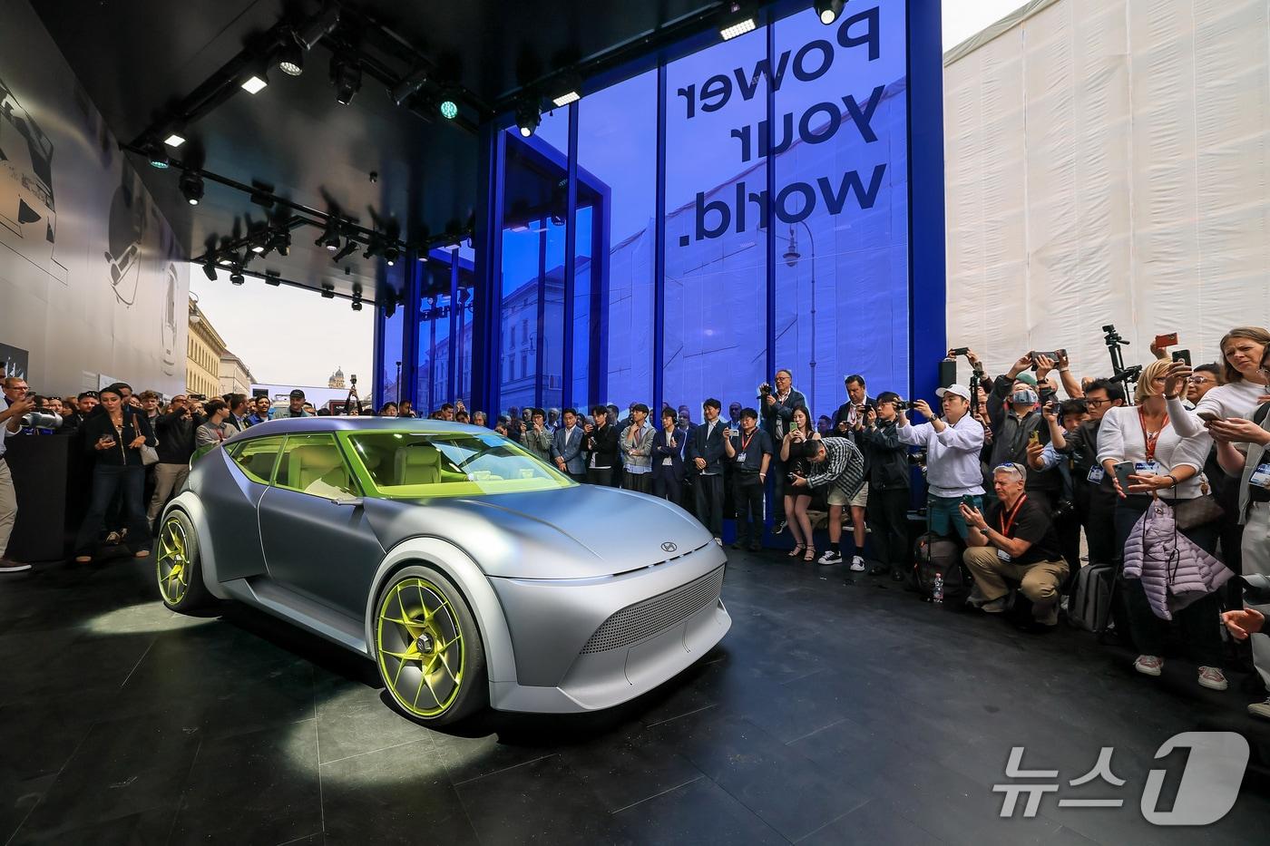 현대차는 9일&#40;현지시간&#41; 독일 뮌헨서 열린 IAA 모빌리티 2025 야외전시관 오픈스페이스에서 소형 전기 해치백 &#39;콘셉트 쓰리&#39;를 세계 최초로 공개했다. 사진은 공개 현장 모습.&#40;현대차 제공&#41; 