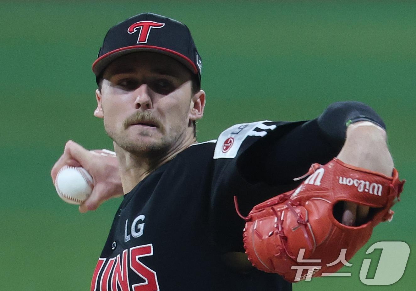 본문 이미지 - 9일 오후 서울 구로구 고척스카이돔에서 열린 프로야구 &#39;2025 신한 SOL뱅크 KBO 리그&#39; LG 트윈스와 키움 히어로즈의 경기, 1회말 LG 선발투수 톨허스트가 역투하고 있다. 2025.9.9/뉴스1 ⓒ News1 오대일 기자