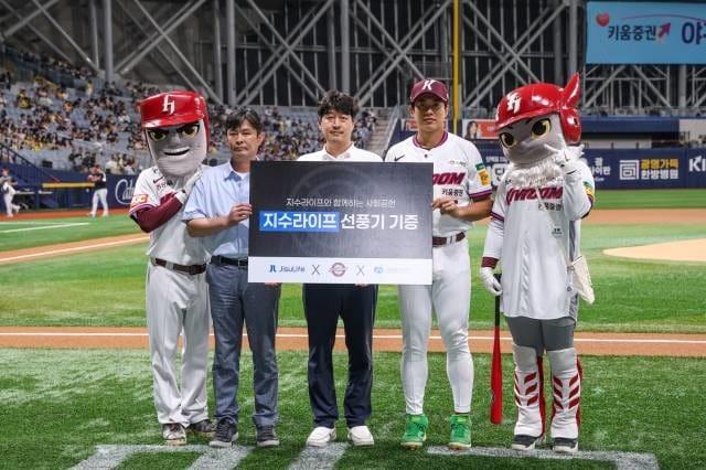 본문 이미지 - 키움 히어로즈 주장 송성문(오른쪽에서 두 번째)이 시즌 첫 번째 지수라이프 선풍기 기증자로 선정돼 선풍기 20대를 기증했다. (키움 히어로즈 제공)