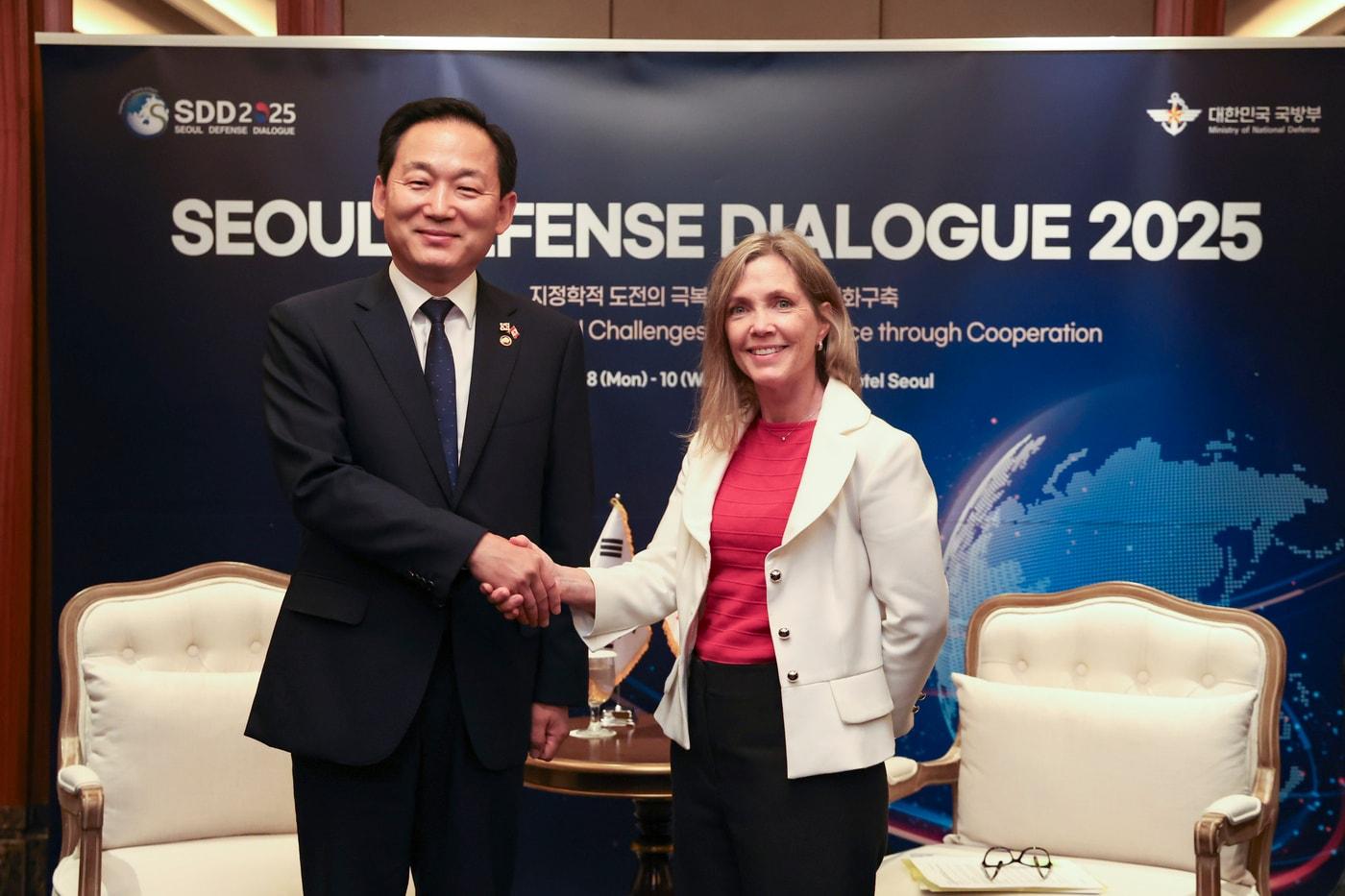 이두희 국방부 차관이 9일 스테파니 벡 캐나다 국방차관과 양자회담 후 기념촬영을 하고 있다.&#40;국방일보 제공&#41;