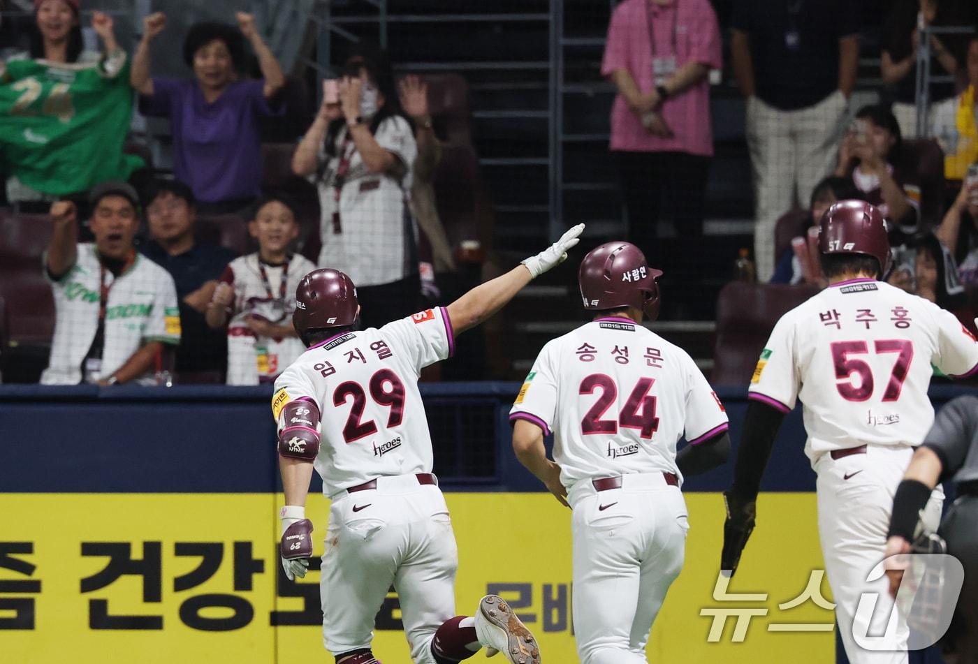 9일 오후 서울 구로구 고척스카이돔에서 열린 프로야구 &#39;2025 신한 SOL뱅크 KBO 리그&#39; LG 트윈스와 키움 히어로즈의 경기, 2-2로 팽팽히 맞선 4회말 키움 공격 1사 1,3루 상황에서 임지열이 역전 3점 홈런을 쏘아올린 후 기뻐하고 있다. 2025.9.9/뉴스1 ⓒ News1 오대일 기자