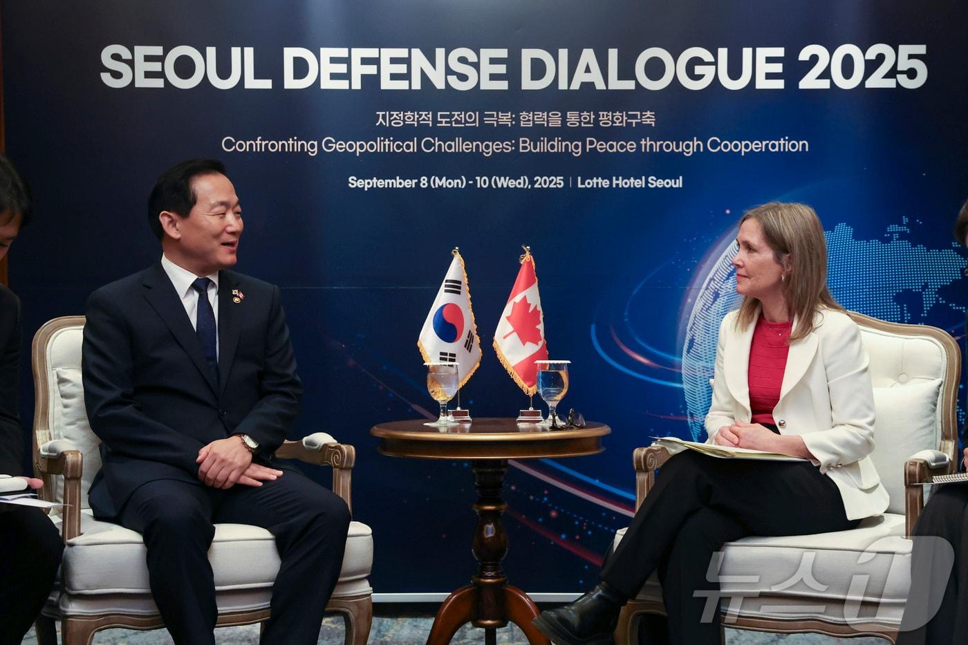 이두희 국방부 차관이 지난 9월 9일 서울 롯데호텔에서 서울안보대화&#40;SDD&#41;를 계기로 방한한 스테파니 벡 캐나다 국방차관을 접견하고 있다. &#40;국방일보 제공. 재판매 및 DB 금지&#41; 2025.9.9/뉴스1