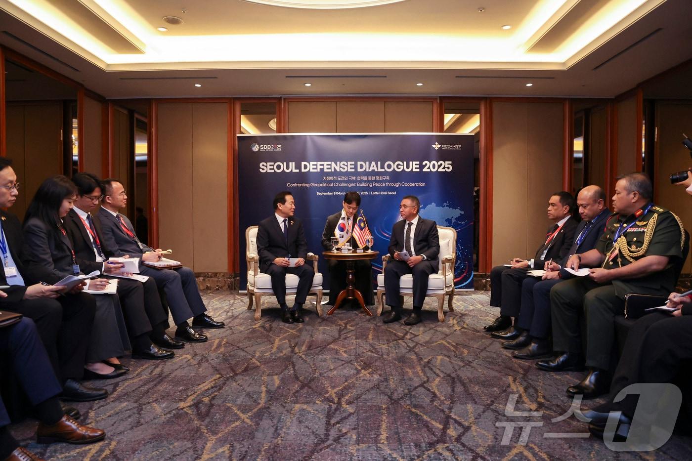 이두희 국방부 차관이 9일 서울 롯데호텔에서 서울안보대화&#40;SDD&#41;를 계기로 방한한 빈 자하리 말레이시아 국방부 부장관을 접견하고 있다. &#40;사진은 기사 내용과 무관함&#41; / 뉴스1 ⓒ News1
