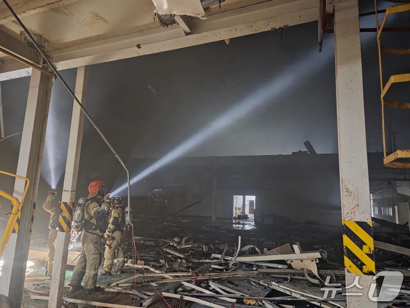 본문 이미지 - 군산 공장 화재 현장.(전북소방본부 제공. 재판매 및 DB금지)