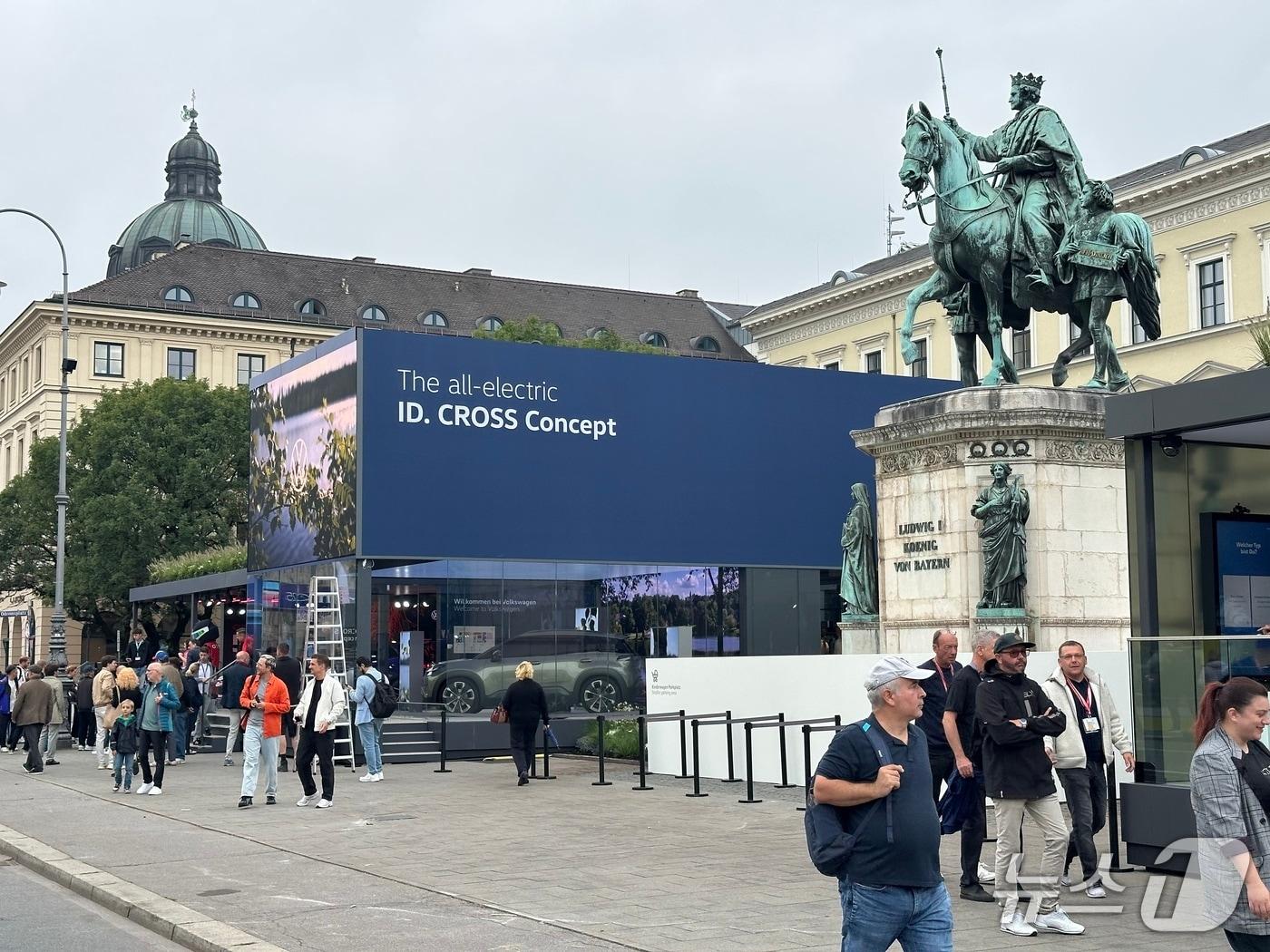 본문 이미지 - 9~14일&#40;현지시간&#41; 독일 뮌헨서 열린 IAA 모빌리티 2025의 야외 전시관 오프스페이스에 마련한 폭스바겐 전시 공간 전경..ⓒ 뉴스1 이동희 기자 