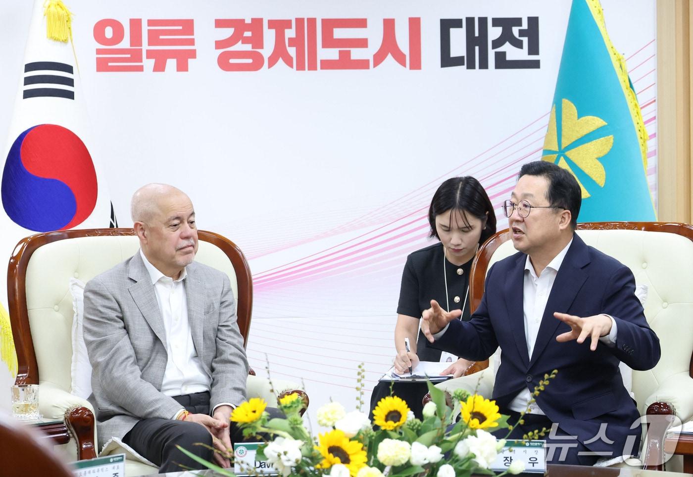 이장우 대전시장이 ‘바이오센추리’의 데이비드 플로스 대표와 면담을 하고 있다.&#40;대전시 제공. 재판매 및 DB금지&#41;/뉴스1