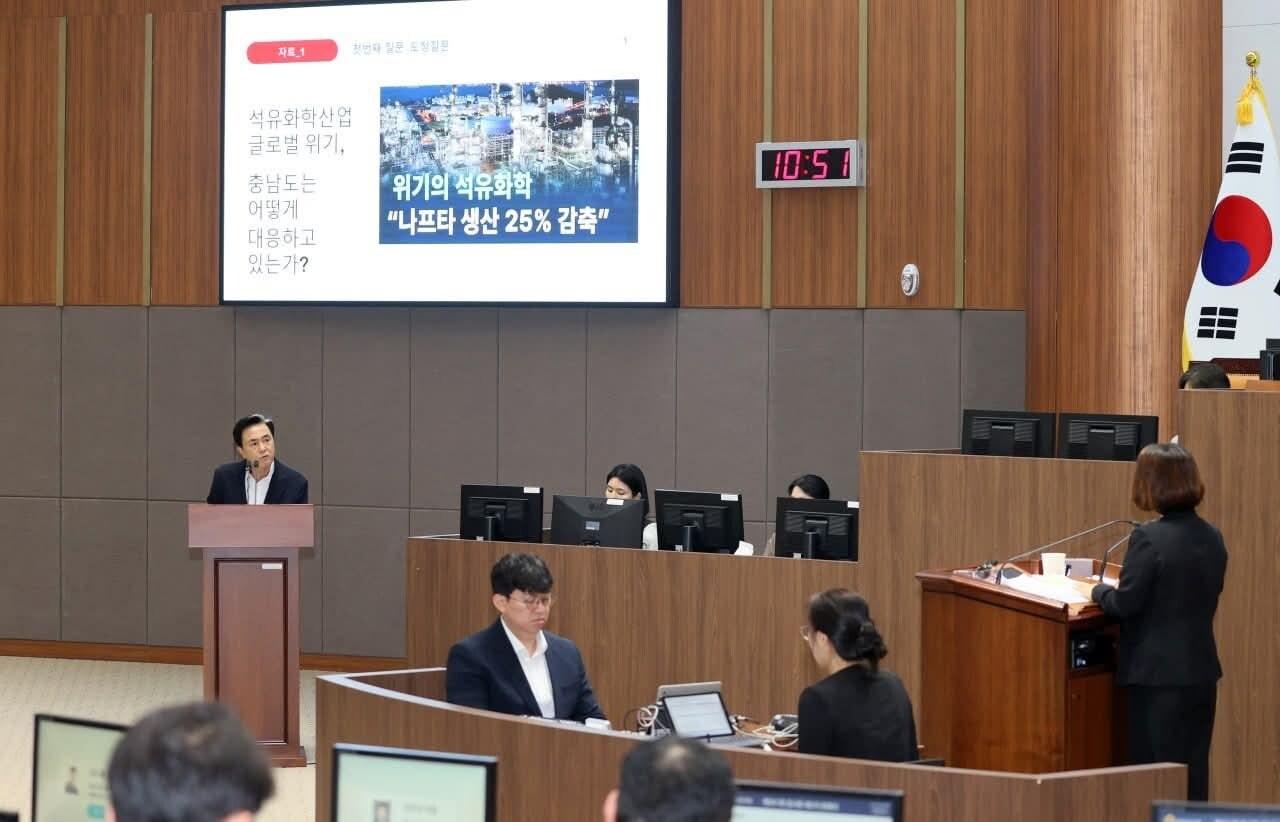 본문 이미지 - 충남도의회 361회 임시회 도정질의 진행 모습.&#40;김태흠 지사 페이스북 갈무리. 재판매 및 DB금지&#41;/뉴스1