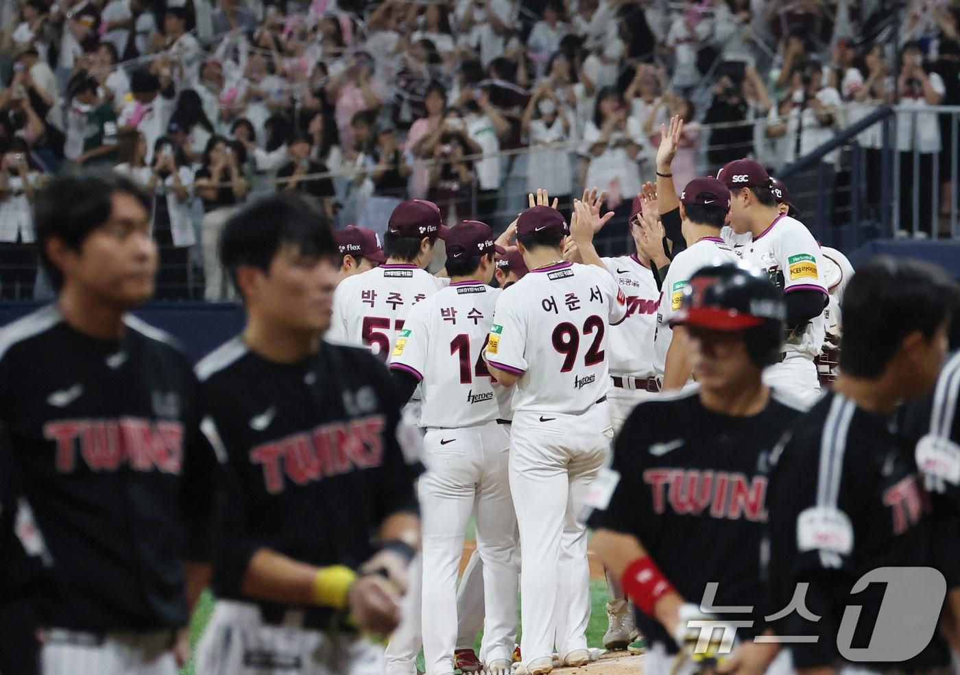 9일 오후 서울 구로구 고척스카이돔에서 열린 프로야구 &#39;2025 신한 SOL뱅크 KBO 리그&#39; LG 트윈스와 키움 히어로즈의 경기에서 11-2 대승을 거둔 키움 선수들이 마운드에 모여 하이파이브를 나누고 있다. 2025.9.9/뉴스1 ⓒ News1 오대일 기자