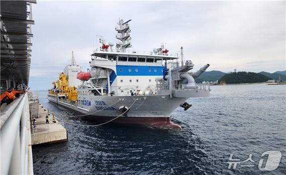 본문 이미지 - 심각한 가뭄으로 어려움을 겪고 있는 강릉에 긴급 급수 지원 나선 엔담호(해양수산부 제공)