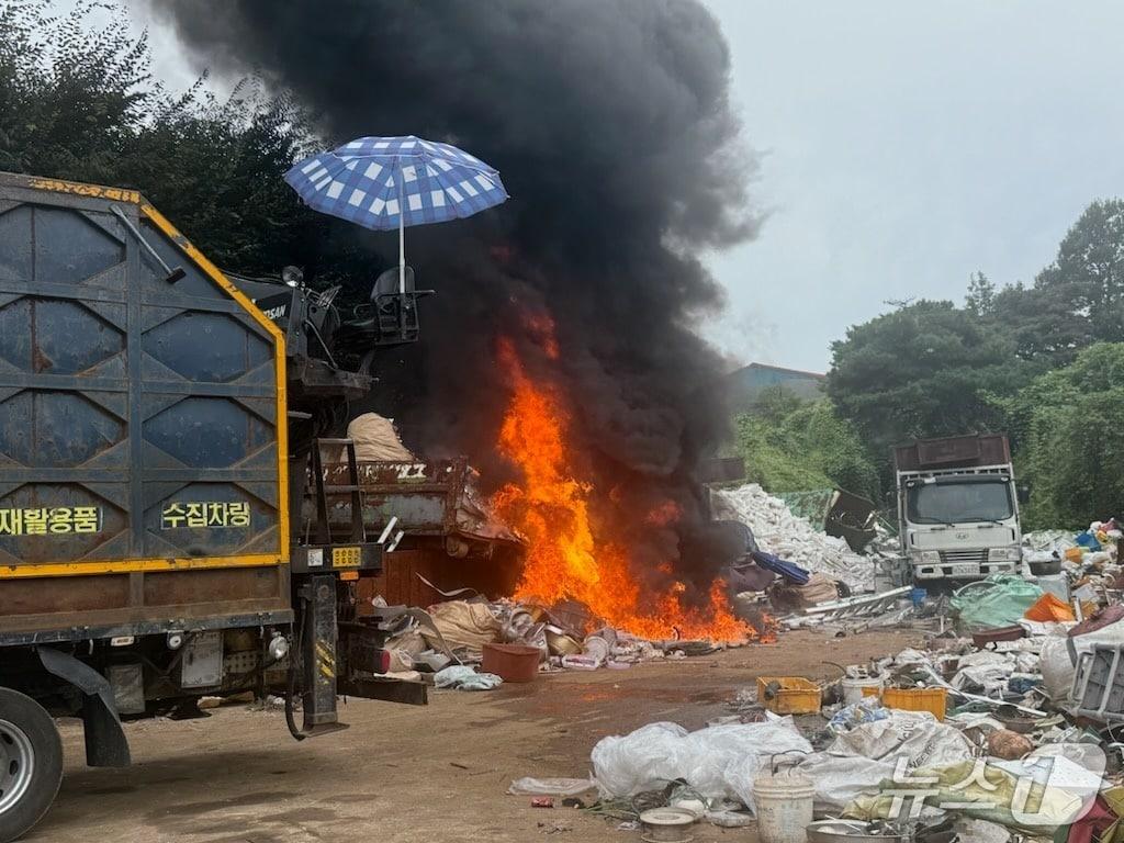 본문 이미지 - 9알 발생한 포천시 가산면 고물상 화재 진화 현장. (경기도북부소방재난본부 제공. 재판매 및 DB금지)
