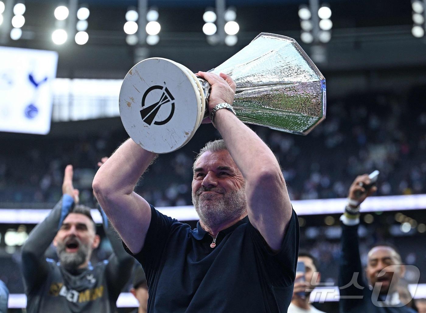 본문 이미지 - 토트넘의 2024-25시즌 UEFA 유로파리그 우승을 이끌었던 엔제 포스테코글루 감독. ⓒ AFP=뉴스1