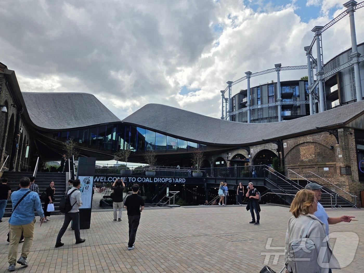 본문 이미지 - 영국 런던 킹스크로스 지역에 쇼핑몰 최상층에 자리 잡은 삼성전자의 브랜드 쇼케이스 '삼성 킹스크로스(KX)'. 2025.9.8/뉴스1 ⓒ News1 박주평 기자