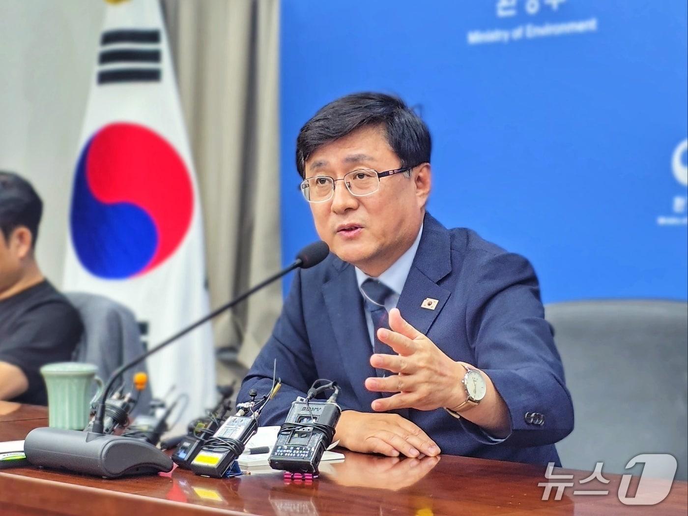 본문 이미지 - 김성환 환경부 장관이 기후에너지환경부 확대 발표 뒤 9일 서울 동작구 한강홍수통제소에서 기자간담회를 가지고 있다. ⓒ 뉴스1 황덕현 기자