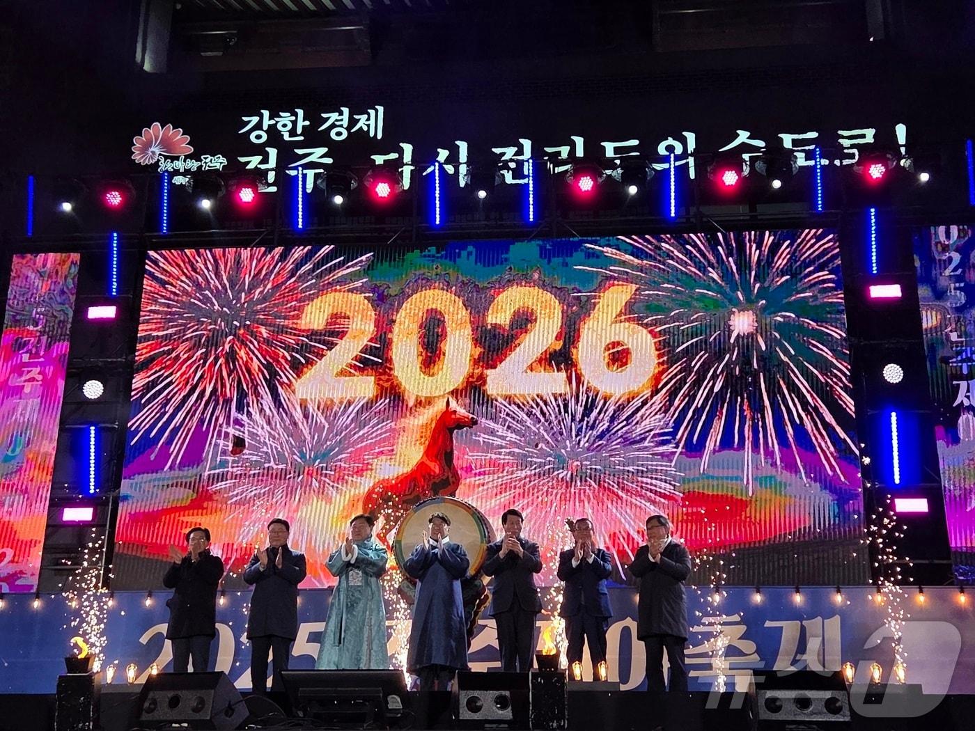 본문 이미지 - 2026년(병오년)을 맞이하는 전주 제야축제가 열린 1일 전북 전주시 노송광장에서 김관영 전북도지사와 우범기 전주시장 등 관계자들이 카운트다운을 외치고 있다. ⓒ News1 문채연 기자