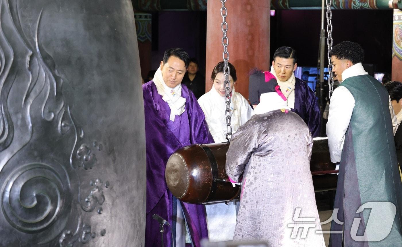 2026년 병오년(丙午年) 첫날인 1일 오세훈 서울시장과 가수 양희은, 션, 육상선수 나마디 조엘 진 등 시민대표들이 서울 종로구 보신각에서 신년 새해맞이 타종행사에서 제야의 종을 울리고 있다. (공동취재) 2026.1.1/뉴스1 ⓒ News1 김도우 기자