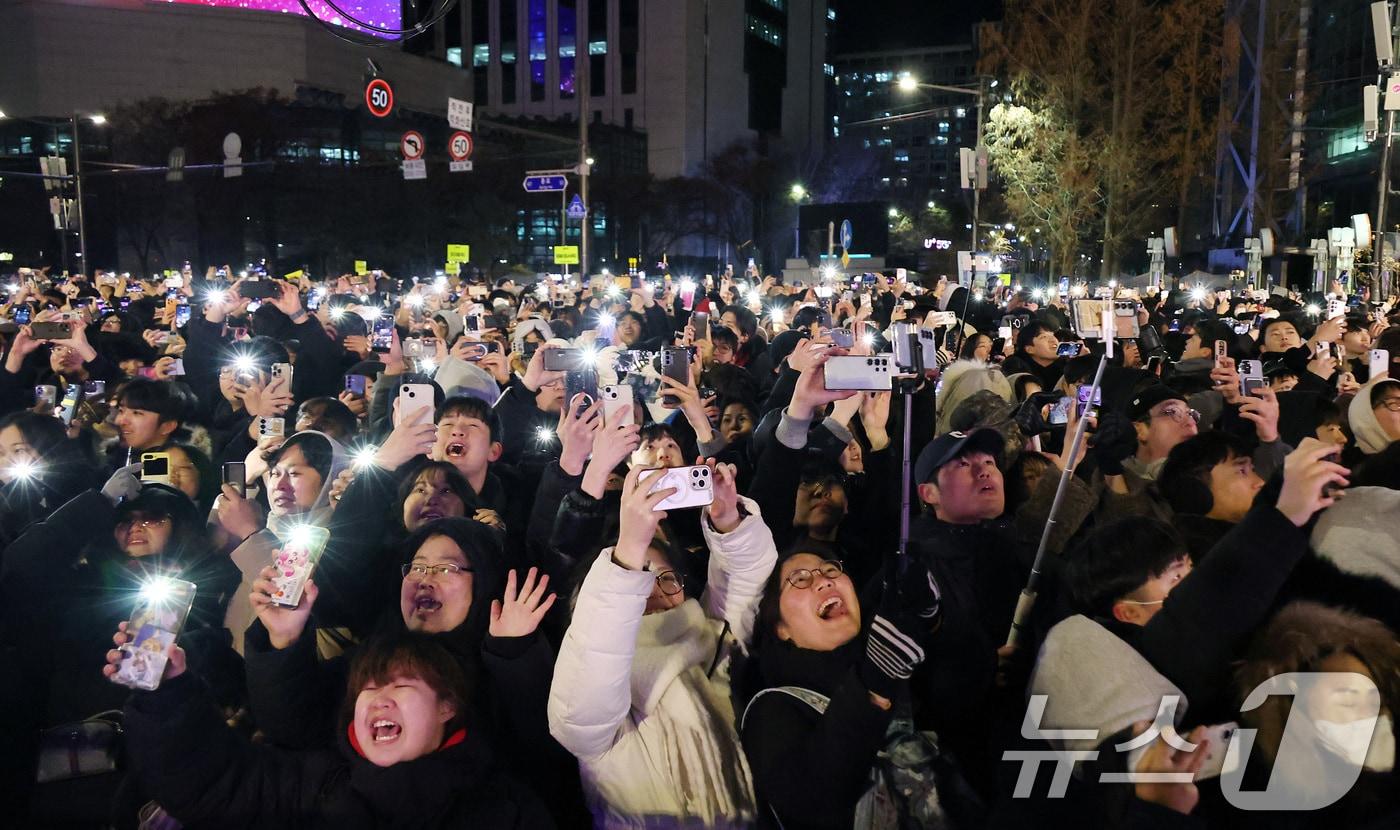 31일 오후 서울 종로구 보신각에서 열린 2025 제야의 종 타종행사에서 시민들이 새해를 앞두고 카운트다운을 하고 있다. (공동취재) 2026.1.1/뉴스1 ⓒ News1 김도우 기자