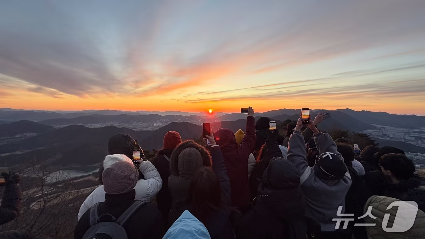 1일 오전 경남 창원시 의창구 동읍 정병산 정상에서 시민들이 일출을 바라보며 새해 소망을 기원하고 있다.2026.1.1/뉴스1 강정태 기자