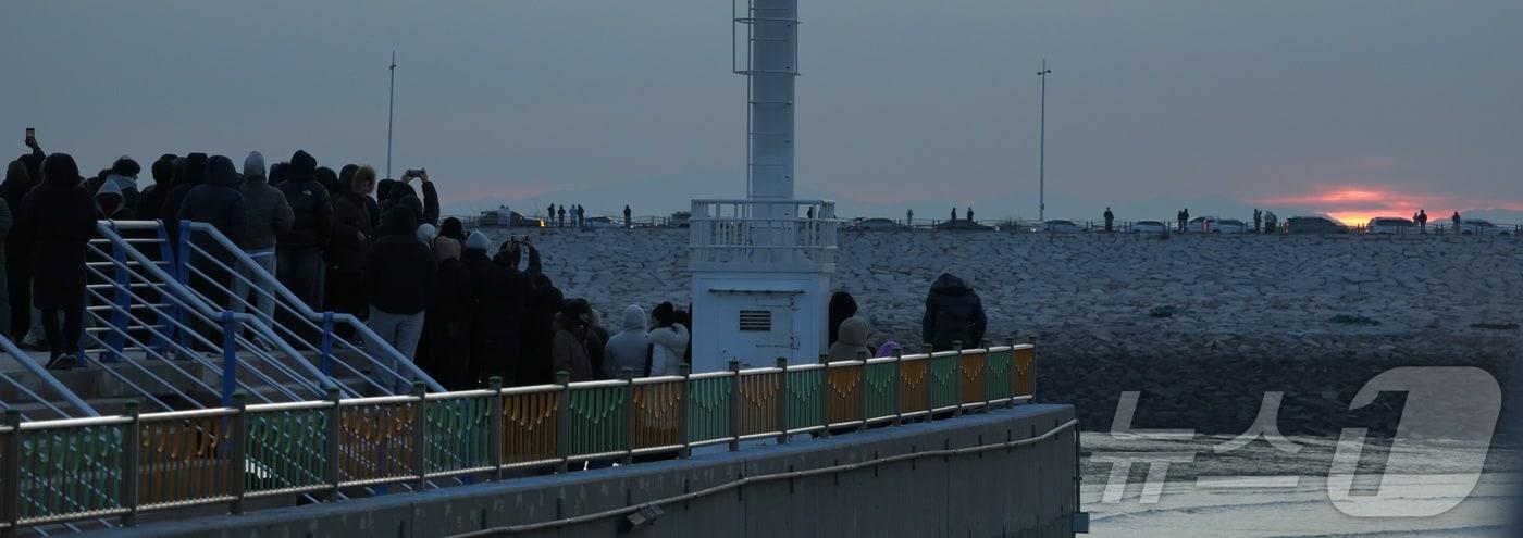 2026년 병오년(丙午年) 새해 첫날인 1일 전북 군산시 비응항을 찾은 해돋이 객들이 새해 첫 해를 보기 위해 기다리고 있다. 2026.1.1/뉴스1 ⓒ News1 유경석 기자
