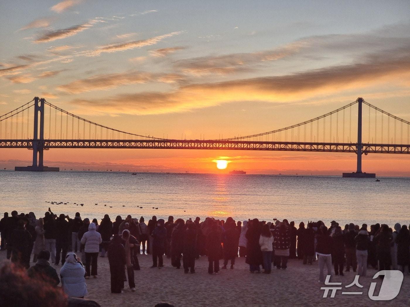본문 이미지 - 2026년 병오년의 시작인 1일 오전 부산 광안리해수욕장을 찾은 시민들이 떠오르는 첫 해를 보며 소원을 빌고 있다. 2026.1.1/뉴스1 ⓒ News1 임순택 기자
