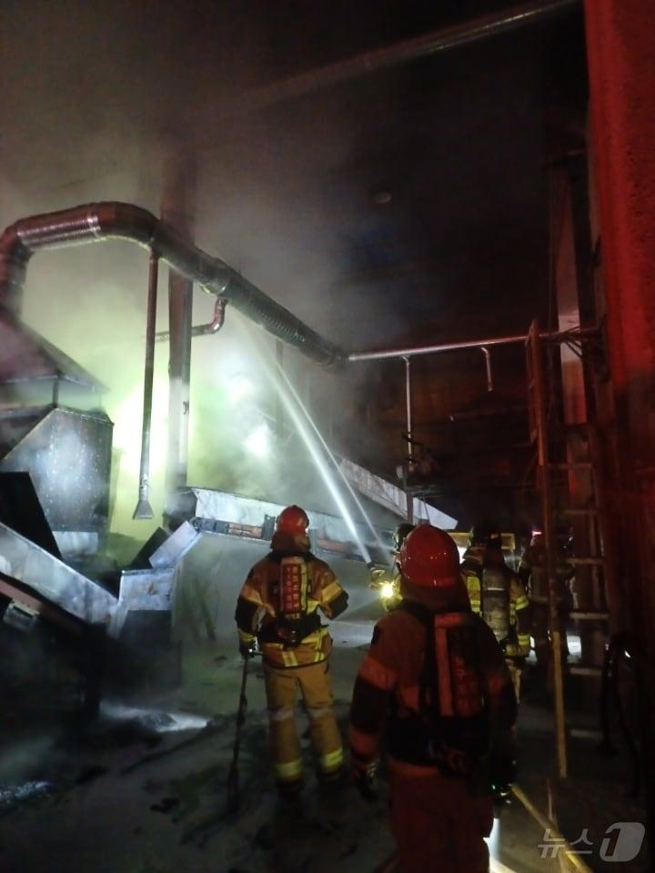 본문 이미지 - 1일 오전 1시9분쯤 경북 문경시 공평동 한 톱밥 제조공장에서 불이 나 소방대원들이 진화하고 있다.(경북소방안전본부 제공. 재판매 및 DB금지) ⓒ News1 김종엽 기자