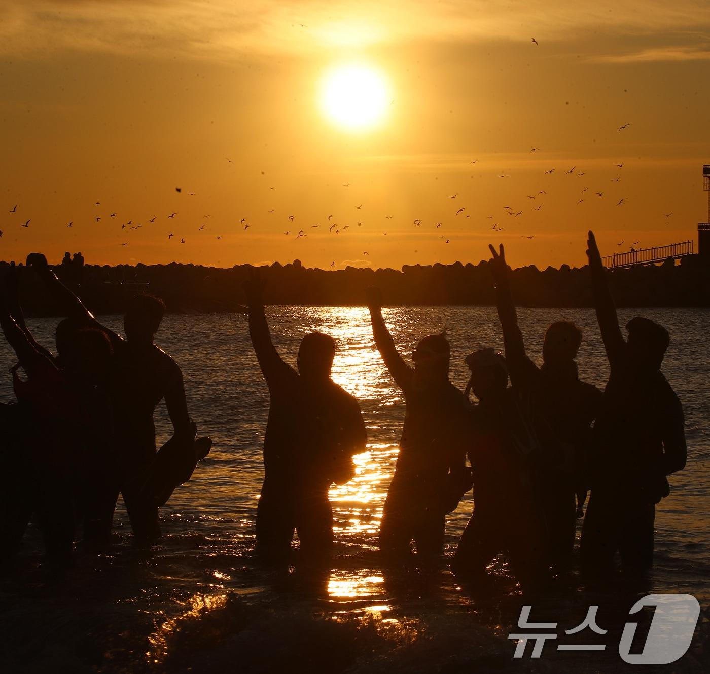 본문 이미지 - 2026년 병오년(丙午年) 새해 첫날인 1일 오전 부산 해운대해수욕장에서 시민들이 새해 첫 해돋이를 감상하며 파이팅을 외치고 있다. 2026.1.1/뉴스1 ⓒ News1 윤일지 기자