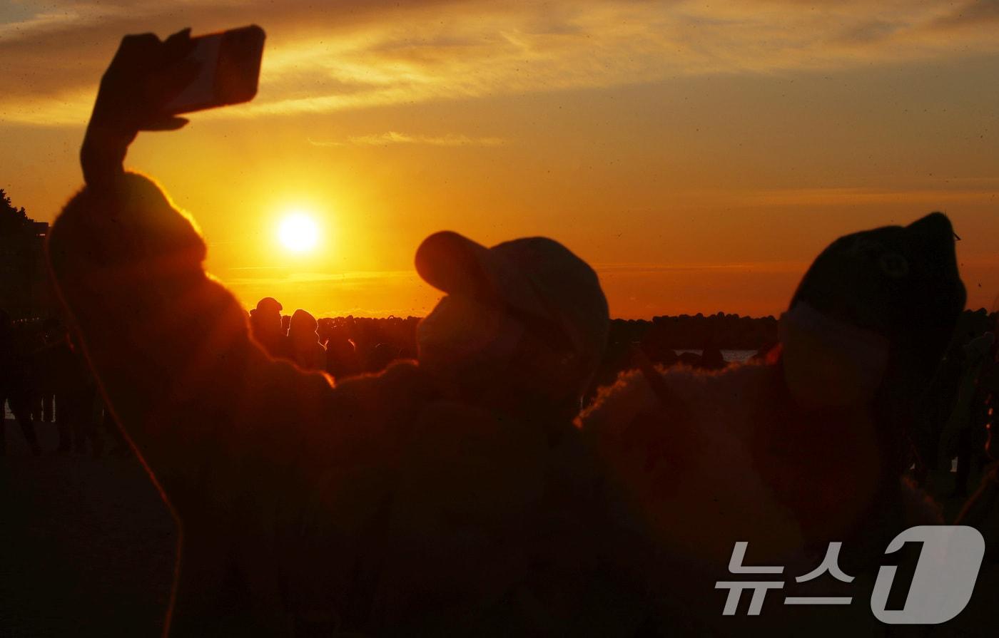 2026년 병오년(丙午年) 새해 첫날인 1일 오전 부산 해운대해수욕장에서 시민들이 새해 첫 해돋이를 감상하고 있다. 2026.1.1/뉴스1 ⓒ News1 윤일지 기자