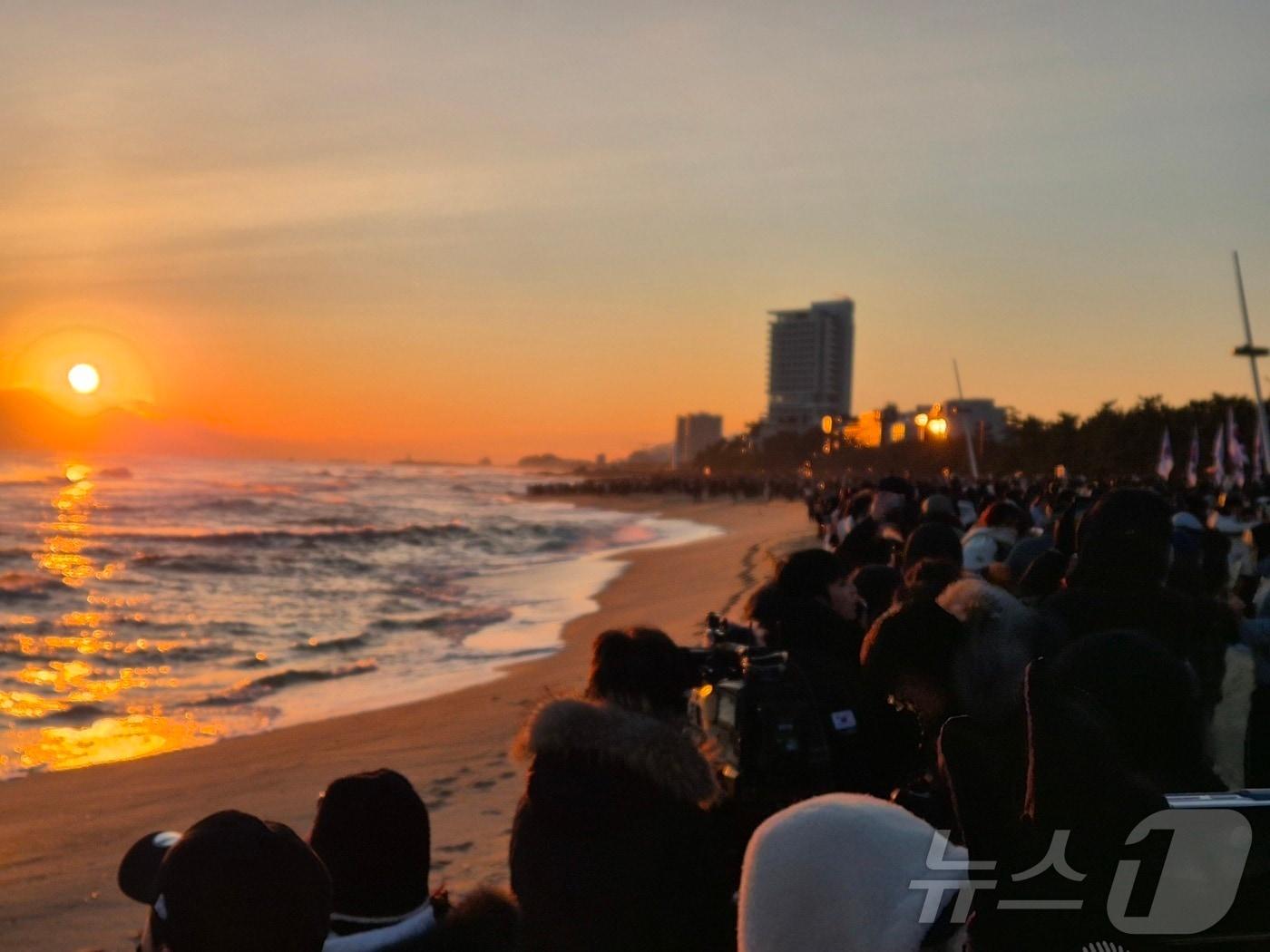 본문 이미지 - 2026년 병오년(丙午年) 새해 첫날인 1일 강원 강릉시 경포해변에서 해가 수평선 위로 떠오르자 시민과 관광객들이 스마트폰으로 장관을 담고 있다. 2026.1.1/뉴스1 ⓒ News1 윤왕근 기자