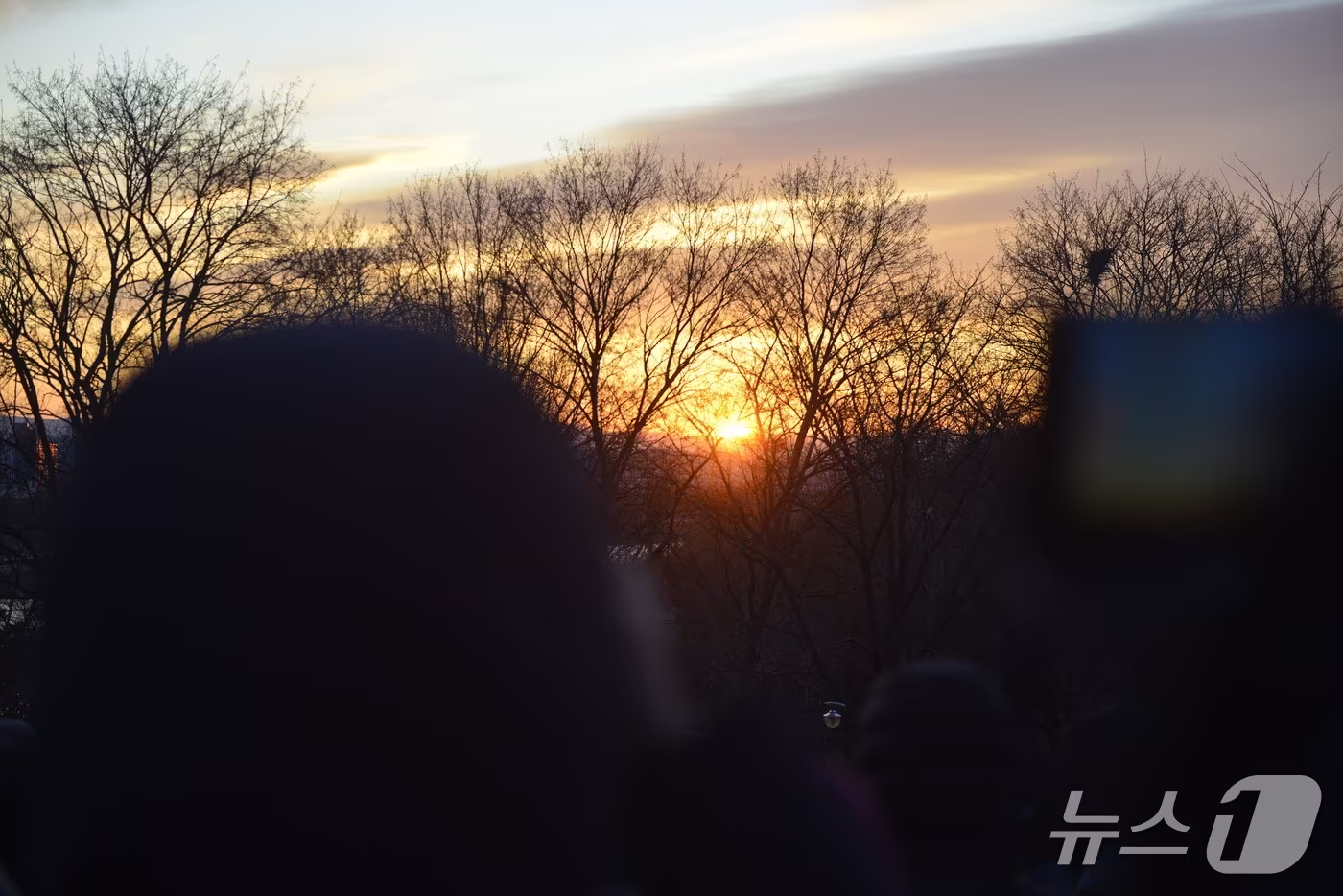 1일 오전 7시 40분쯤 동촌유원지 해맞이공원에서 시민들이 병오년 첫날 일출을 기념하며 사진을 찍고 있다.2026.1.1/뉴스1 ⓒ News1 이성덕 기자