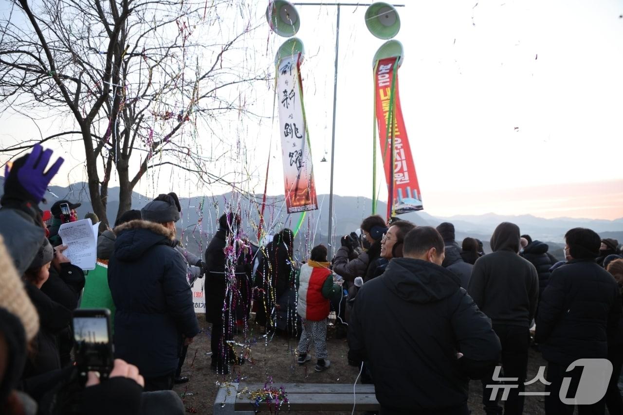본문 이미지 - 새해 첫 날인 1일 보은군에 있는 철옹성 삼년산성 동쪽 성벽에서 해맞이 행사가 열리고 있다. (보은군 제공. 재판매 및 DB금지) /뉴스1
