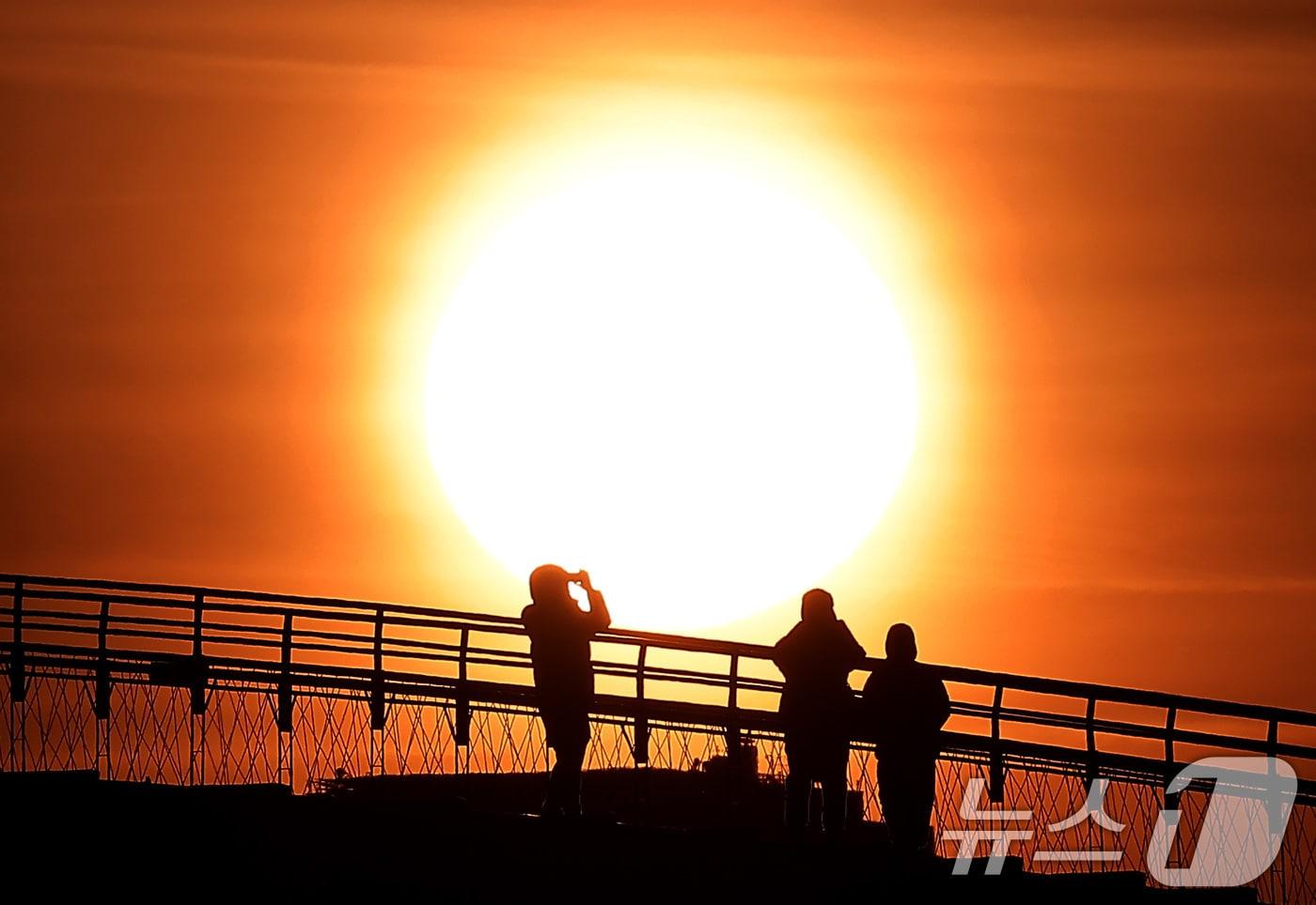 2026년 병오년(丙午年) 새해 첫 날인 1일 서울 영등포구 선유도공원 선유교에서 시민들이 첫 일출을 바라보고 있다. 2026.1.1/뉴스1 ⓒ News1 김성진 기자