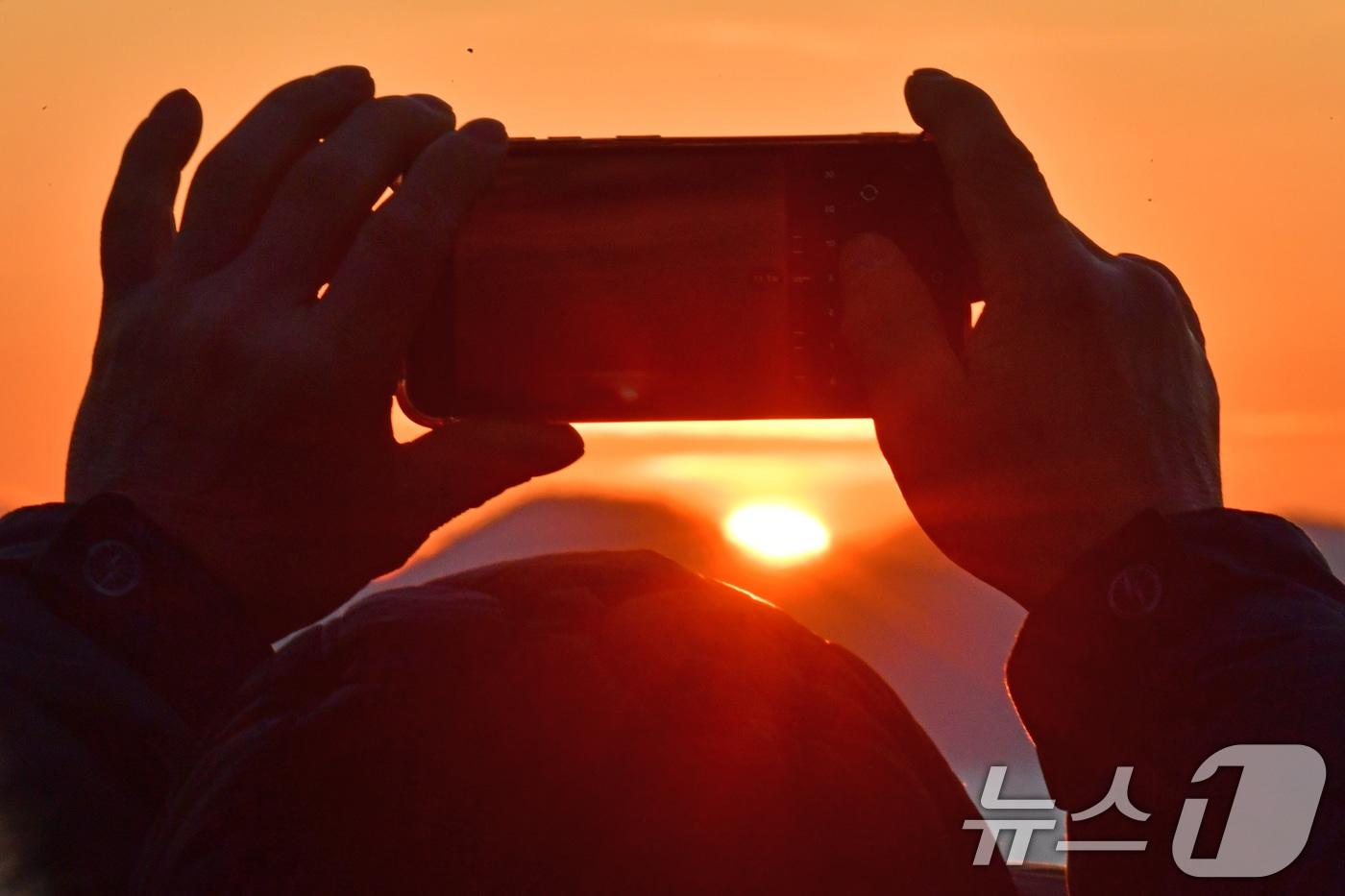 2026년 병오년 새해 첫 날인 1일 경북 포항시 영일대해수욕장 앞 바다위로 붉은 태양이 힘차게 떠오르고 있다. 2026.1.1/뉴스1 ⓒ News1 최창호 기자