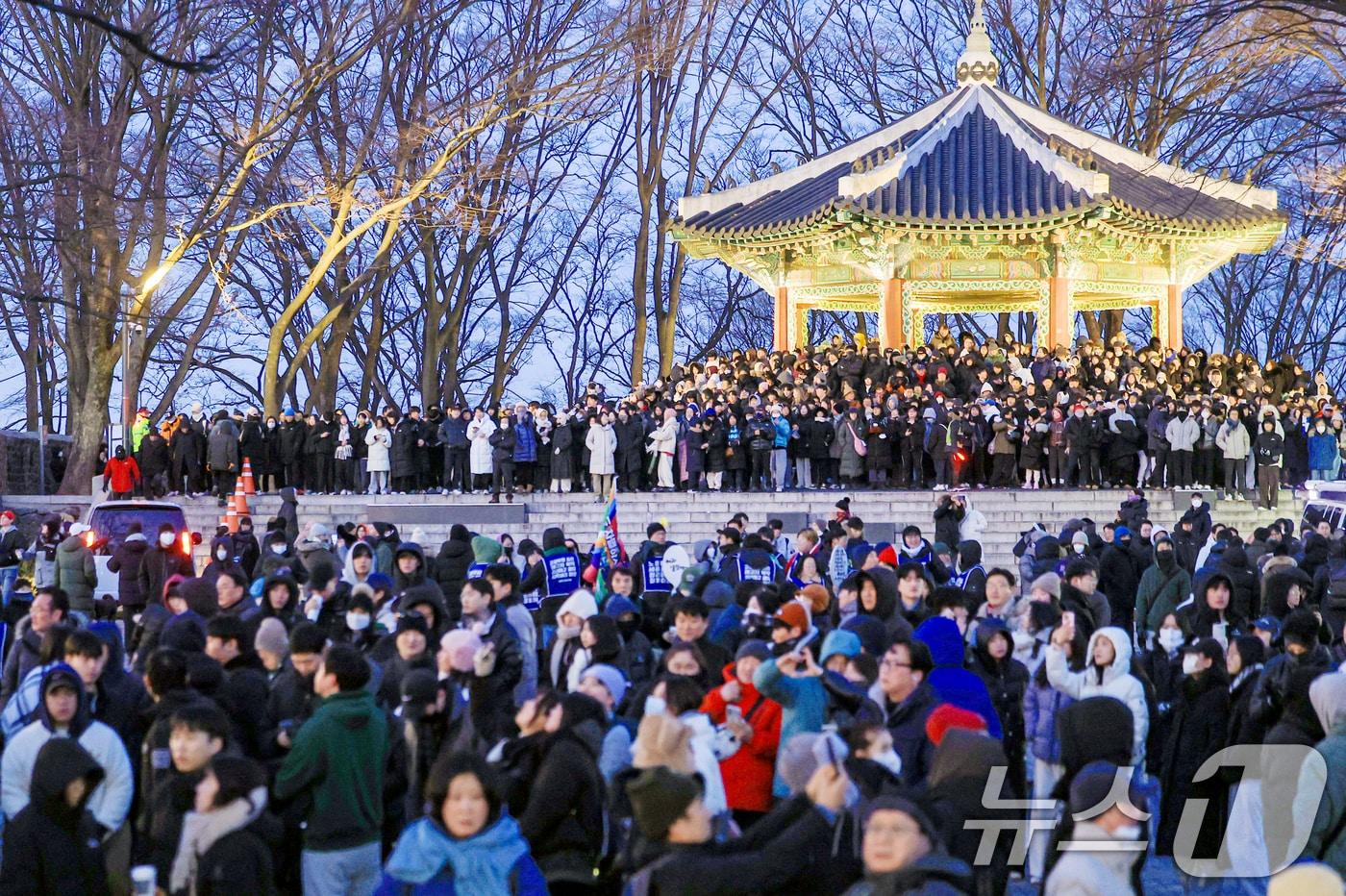 병오년(丙午年) 새해 첫날인 1일 서울 남산에서 시민들이 일출을 기다리고 있다. 2026.1.1/뉴스1 ⓒ News1 이호윤 기자