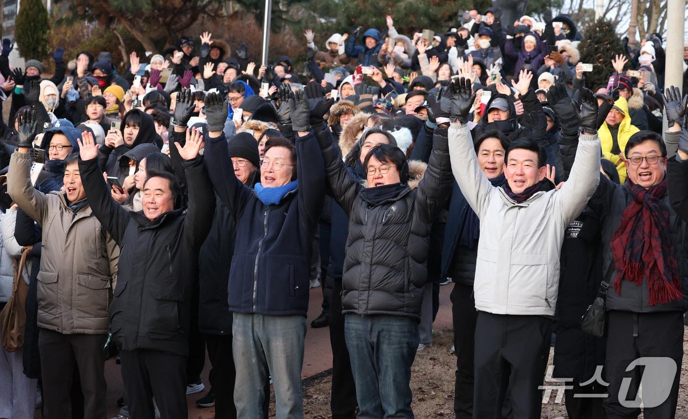 1일 대전 중구 뿌리공원에서 열린 2026년 병오년 해맞이 행사를 찾은 시민들이 새해 첫 일출을 바라보며 만세삼창을 하고 있다. .ⓒ News1 김기태 기자