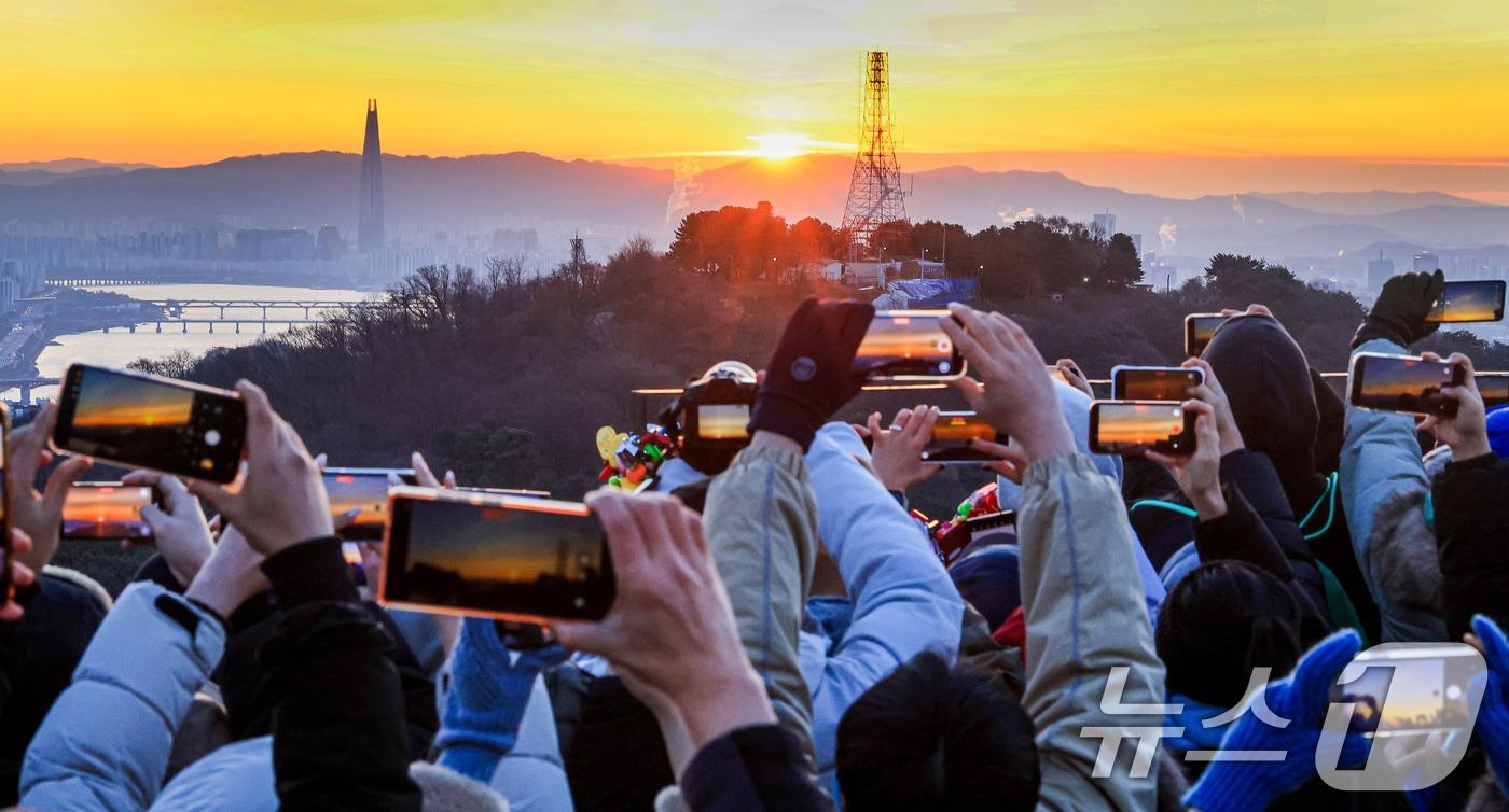 병오년(丙午年) 새해 첫날인 1일 서울 남산에서 시민들이 일출을 바라보고 있다. ⓒ News1 이호윤 기자