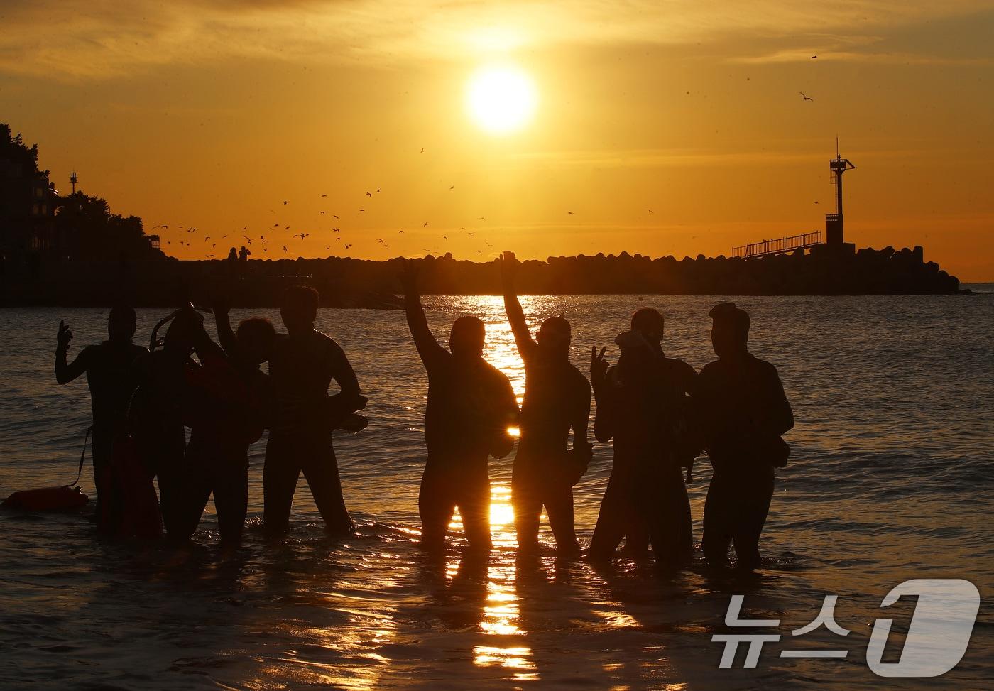 2026년 병오년(丙午年) 새해 첫날인 1일 오전 부산 해운대해수욕장에서 시민들이 새해 첫 해돋이를 감상하고 있다. 2026.1.1/뉴스1 ⓒ News1 윤일지 기자