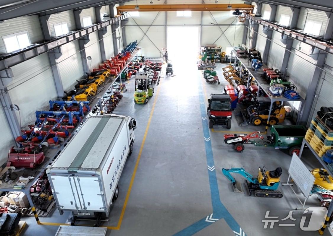 본문 이미지 - 대구시 농업기술센터는 농업인들의 경영비 절감을 위해 임대 농기계에 대한 임대료 50% 감면을 오는 12월까지 연장한다. 사진은 농업기술센터 임대사업소 내부 모습.(대구시 제공, 재판매 및 DB 금지)
