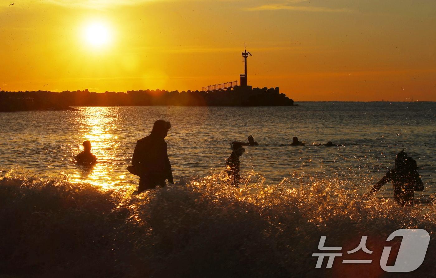 부산 해운대해수욕장에서 시민들이 해돋이를 감상하고 있다. 2026.1.1/뉴스1 ⓒ News1 윤일지 기자