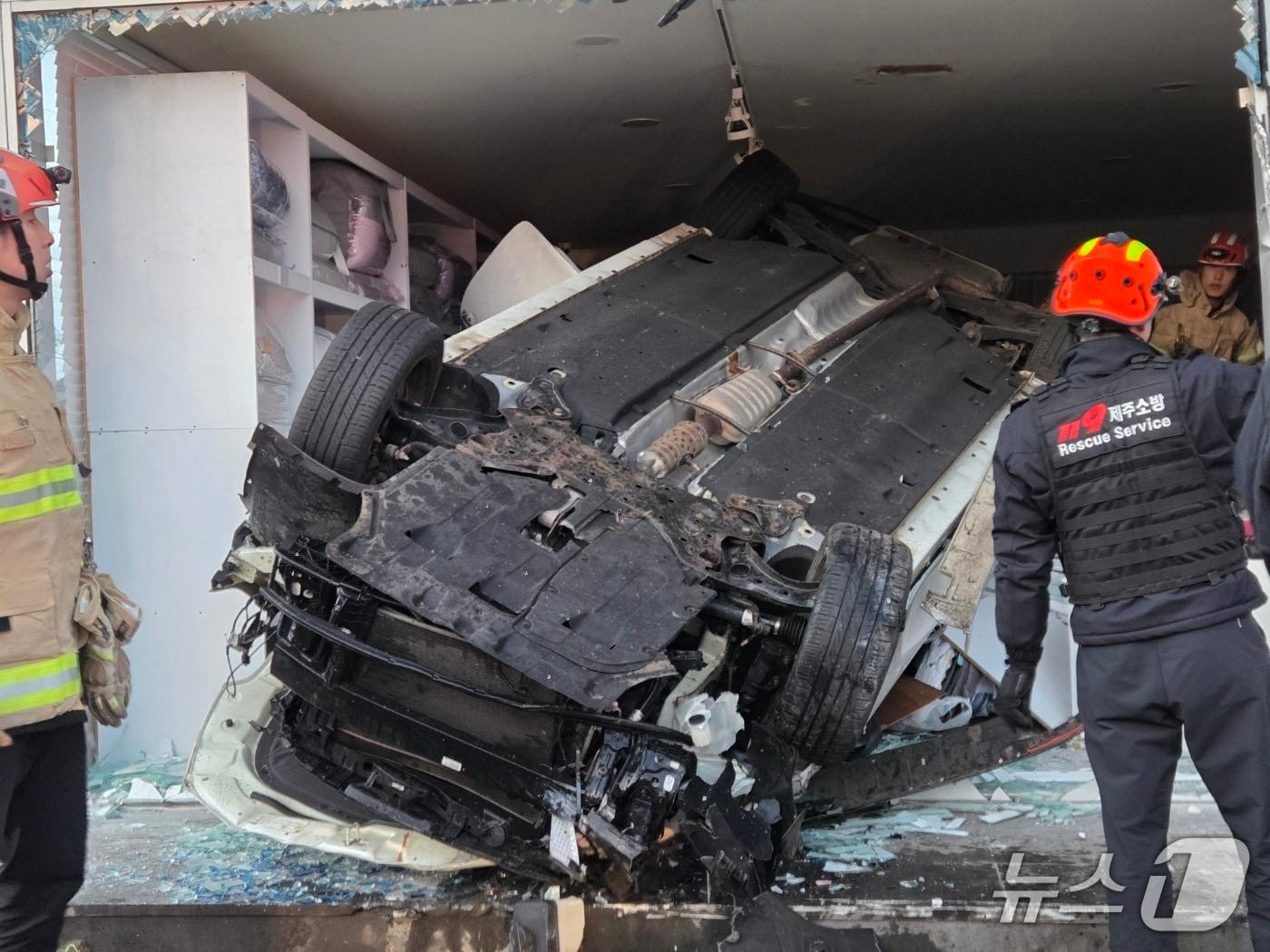 본문 이미지 - 1일 오전 7시 15분쯤 제주 서귀포시 호근동에서 차량이 건물로 돌진하는 사고가 발생했다./뉴스1 